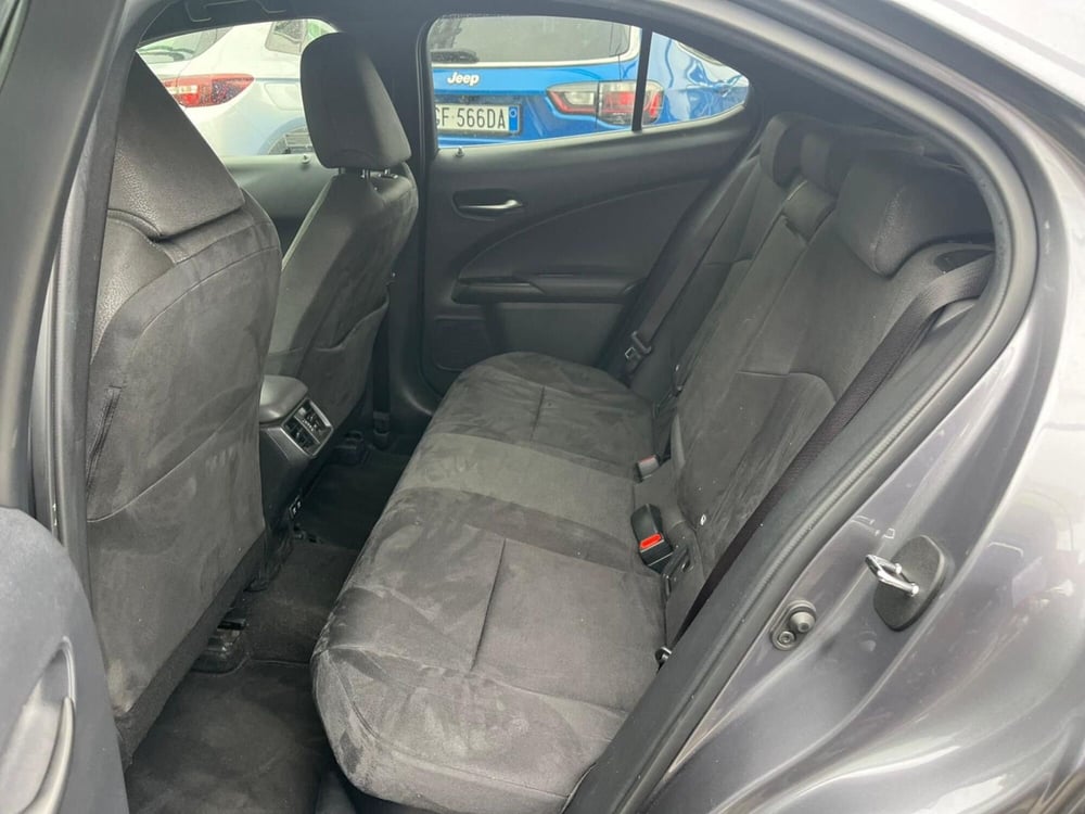 Lexus UX usata a Milano (13)
