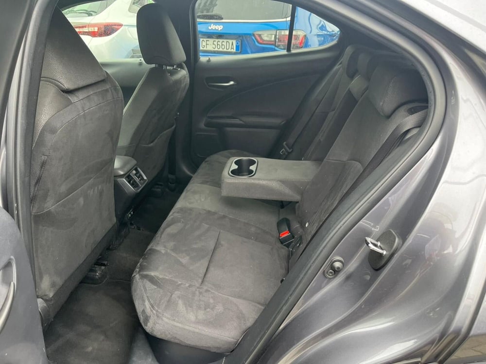 Lexus UX usata a Milano (14)