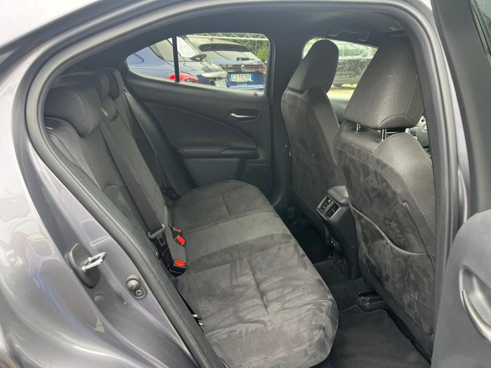 Lexus UX usata a Milano (15)