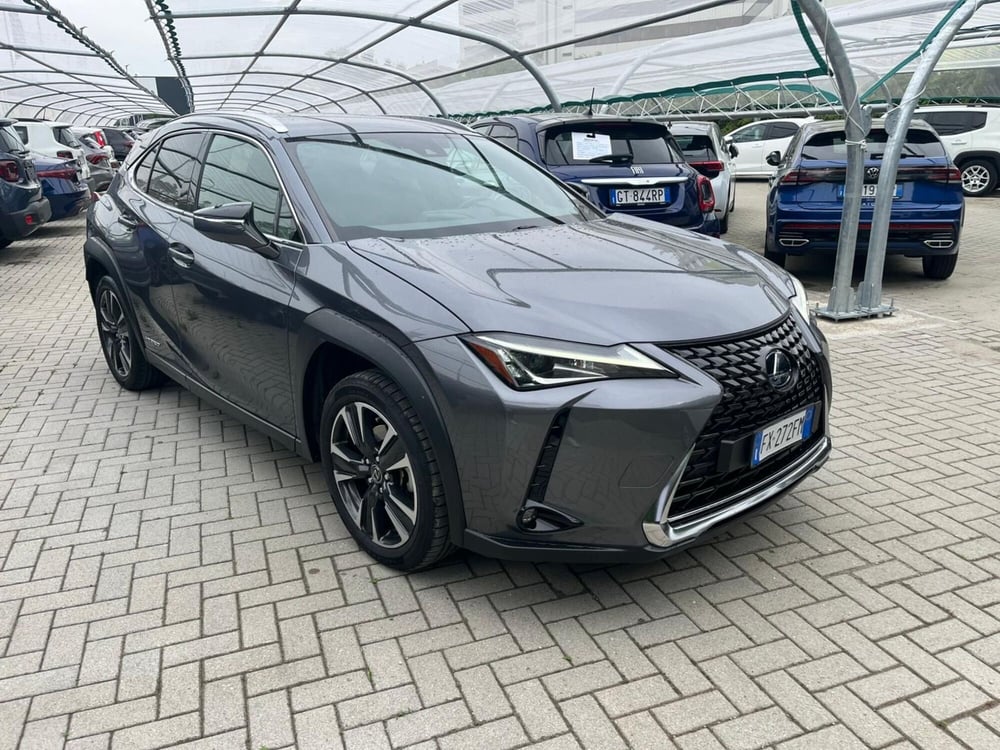 Lexus UX usata a Milano (3)