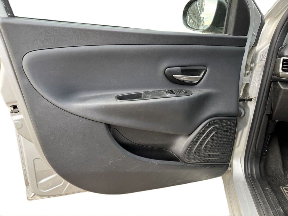 Lancia Ypsilon usata a Pistoia (9)