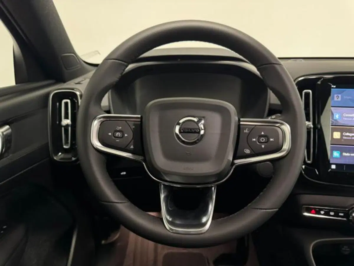 Volvo EX40 nuova a Como (10)