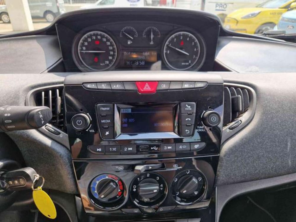 Lancia Ypsilon usata a Bologna (11)