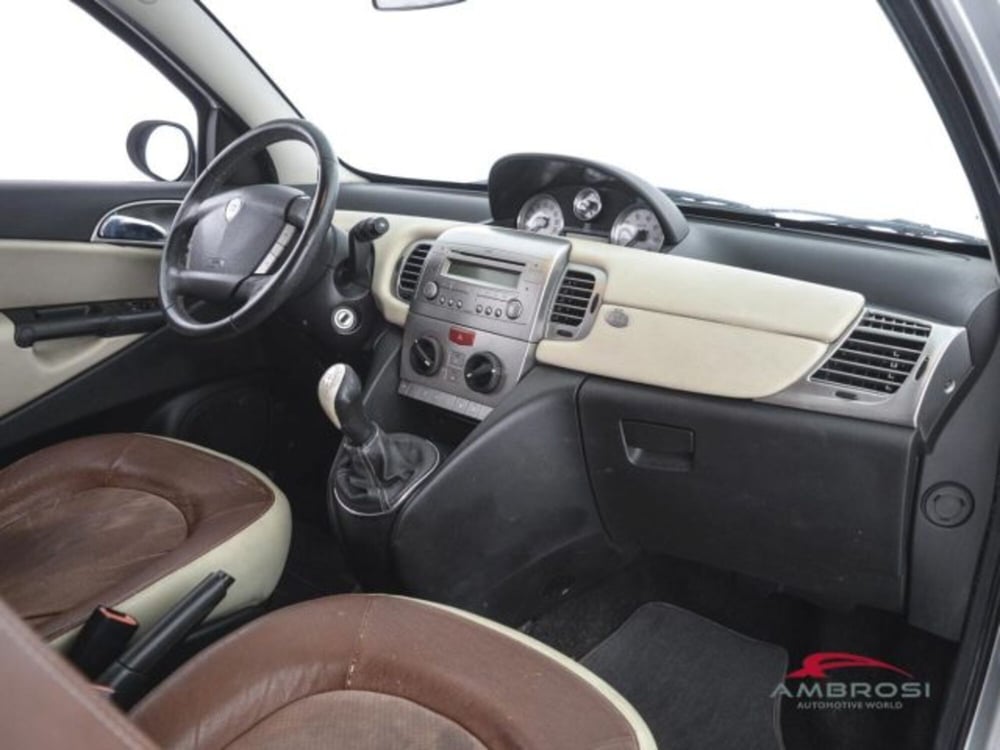 Lancia Ypsilon usata a Perugia (12)