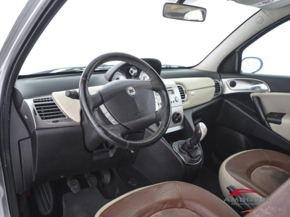 Lancia Ypsilon usata a Perugia (8)