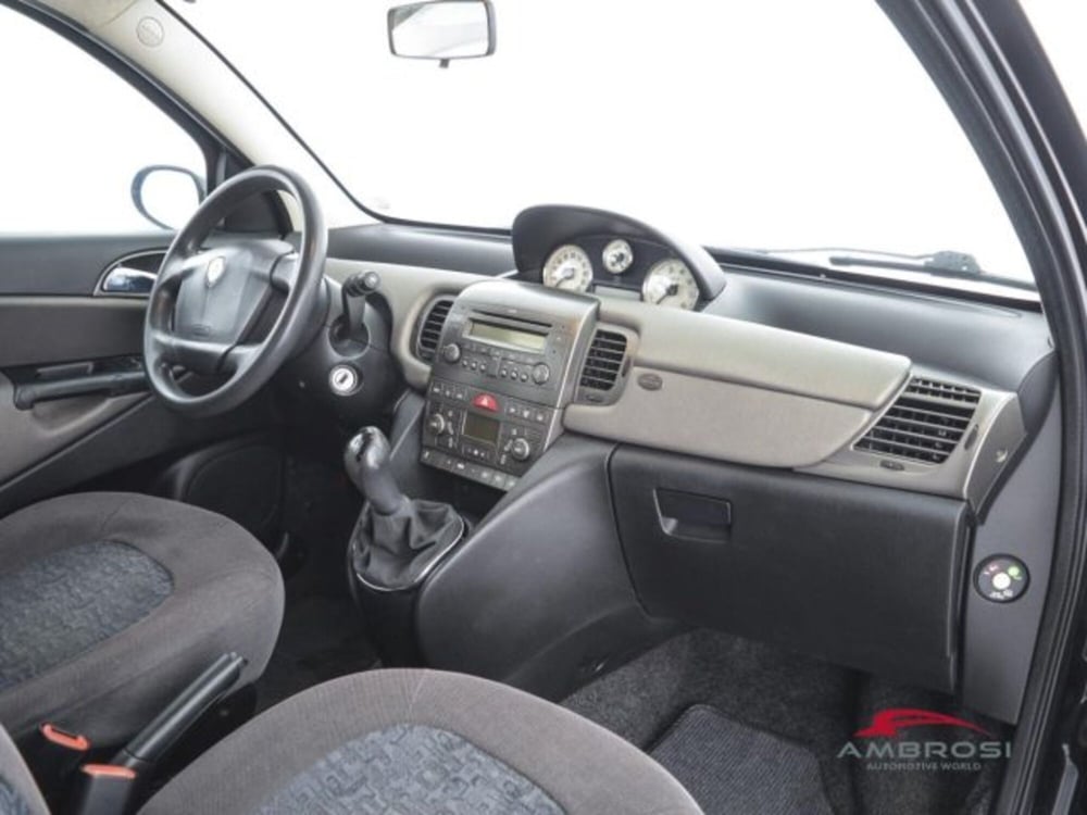 Lancia Ypsilon usata a Perugia (12)