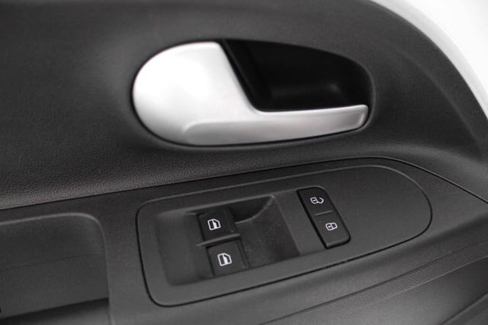 Volkswagen e-up! usata a Novara (16)