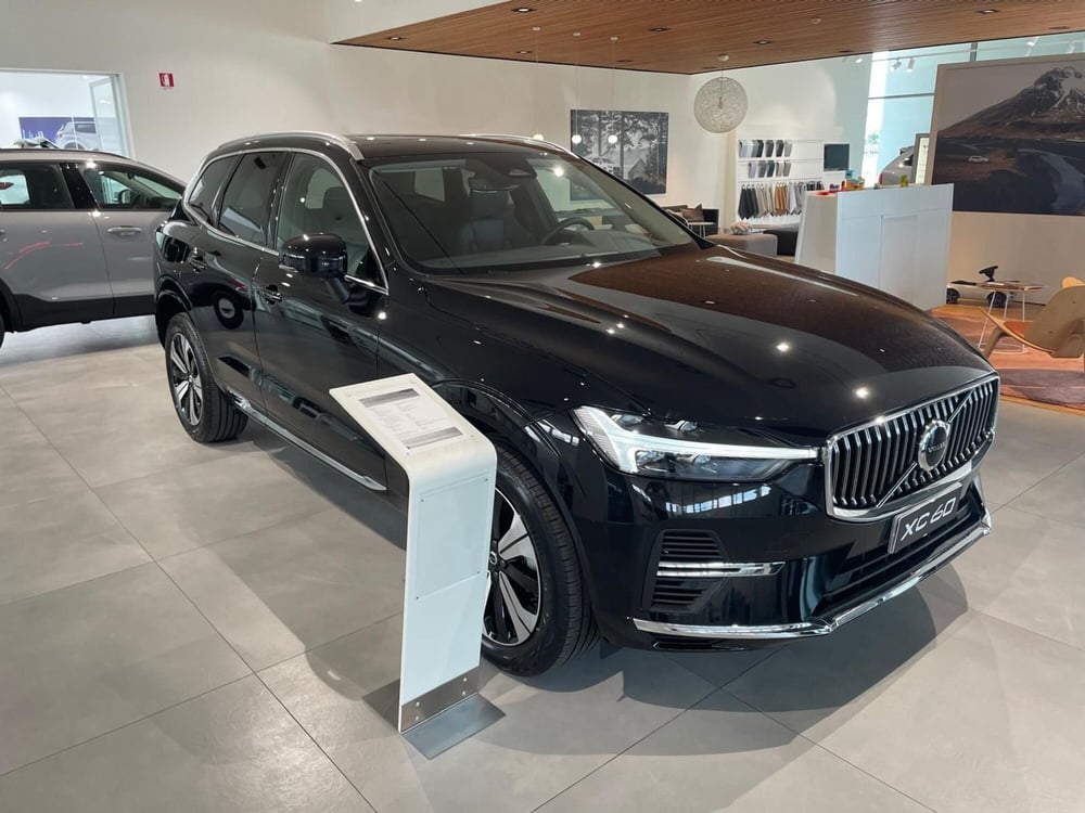 Volvo XC60 nuova a Prato (17)