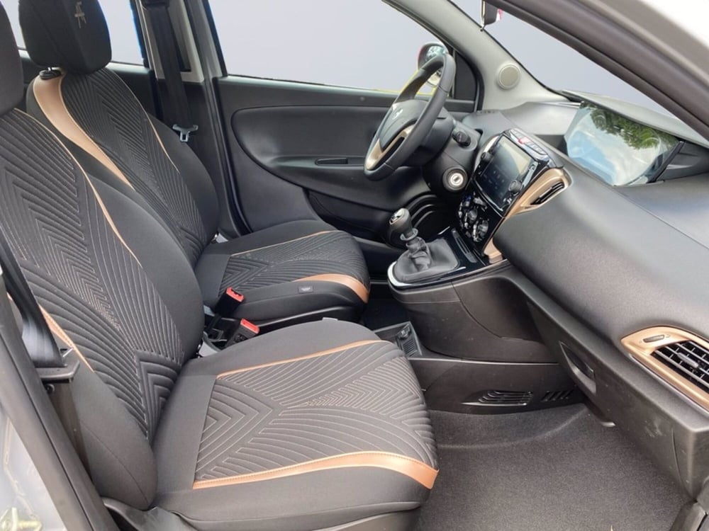 Lancia Ypsilon usata a Milano (11)