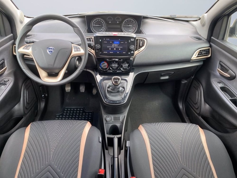 Lancia Ypsilon usata a Milano (12)