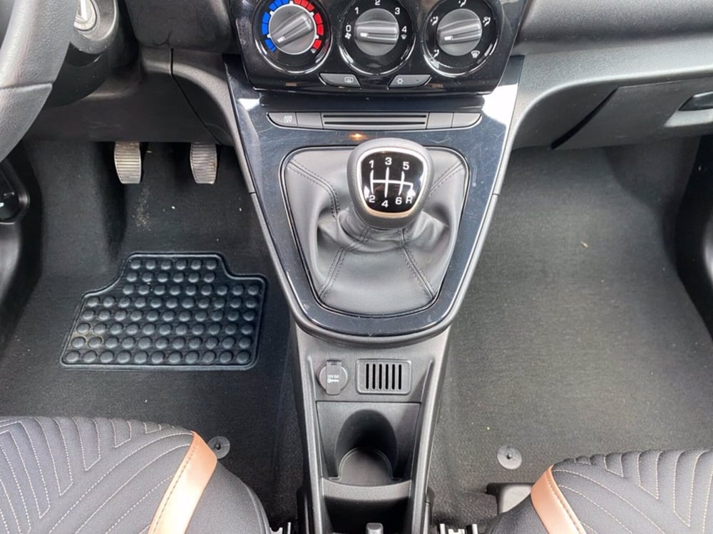 Lancia Ypsilon usata a Milano (15)
