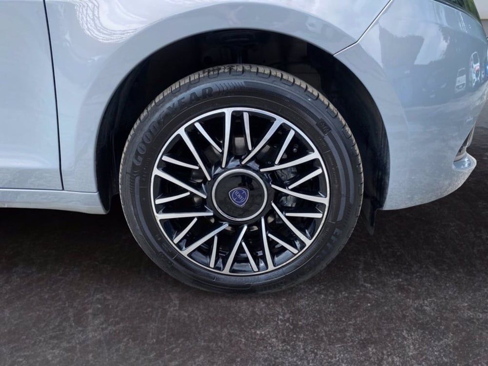 Lancia Ypsilon usata a Milano (16)