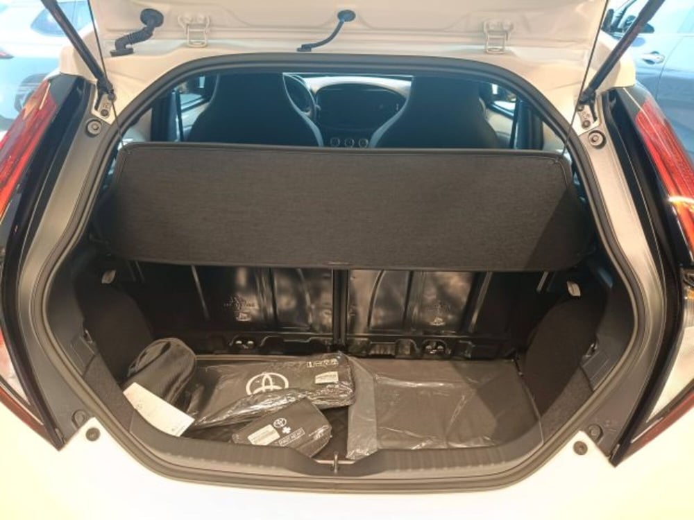 Toyota Aygo X nuova a Teramo (11)