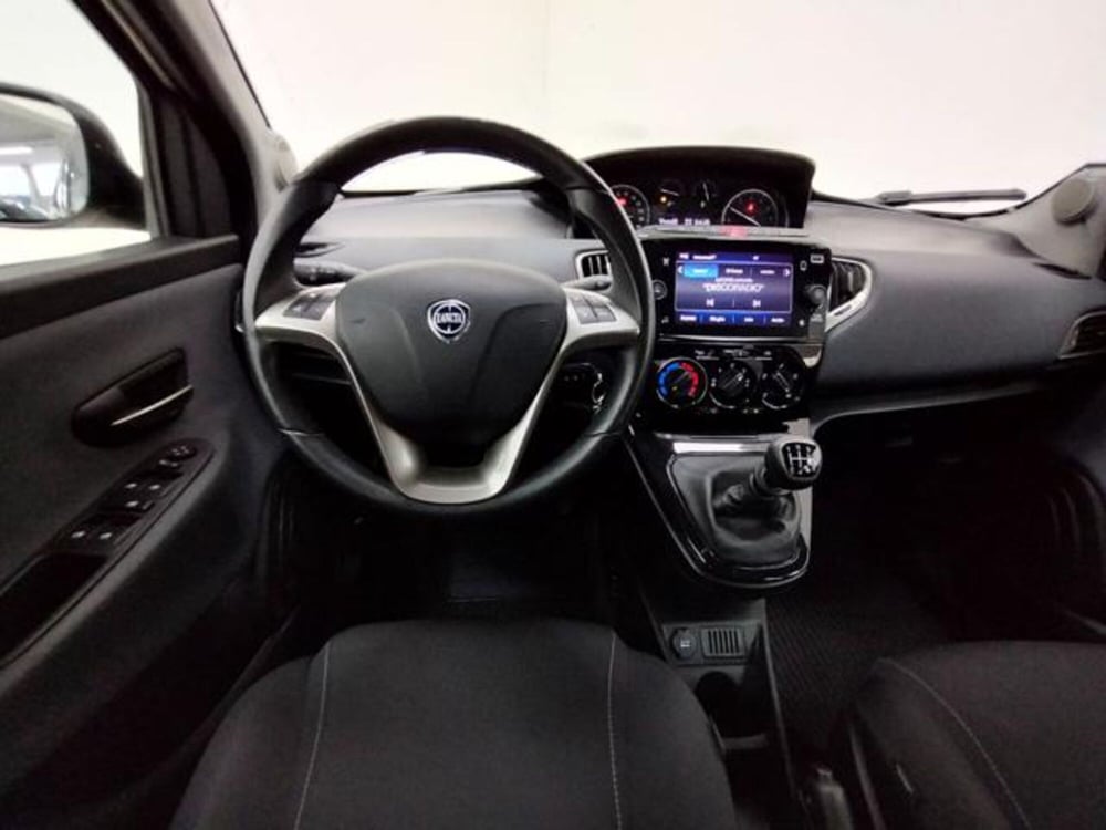 Lancia Ypsilon usata a Como (10)