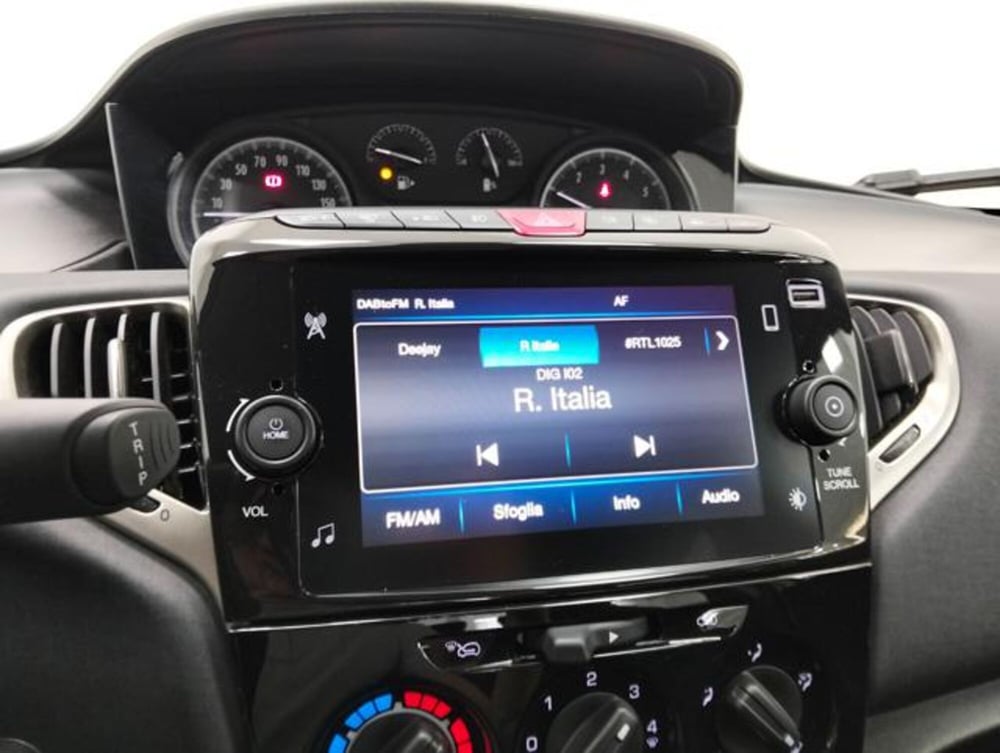 Lancia Ypsilon usata a Como (11)