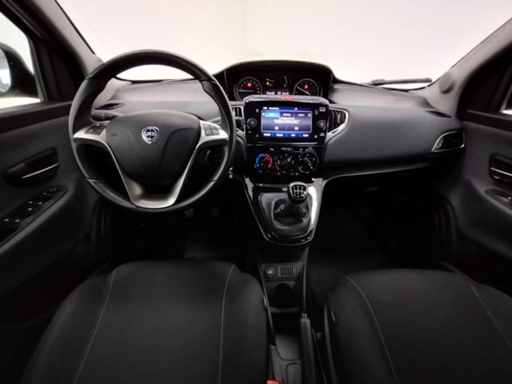 Lancia Ypsilon usata a Como (4)