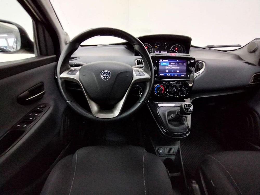 Lancia Ypsilon usata a Como (10)