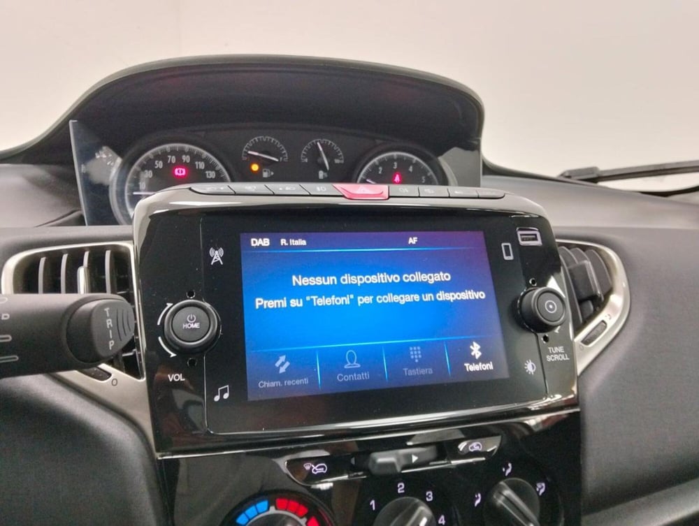 Lancia Ypsilon usata a Como (12)
