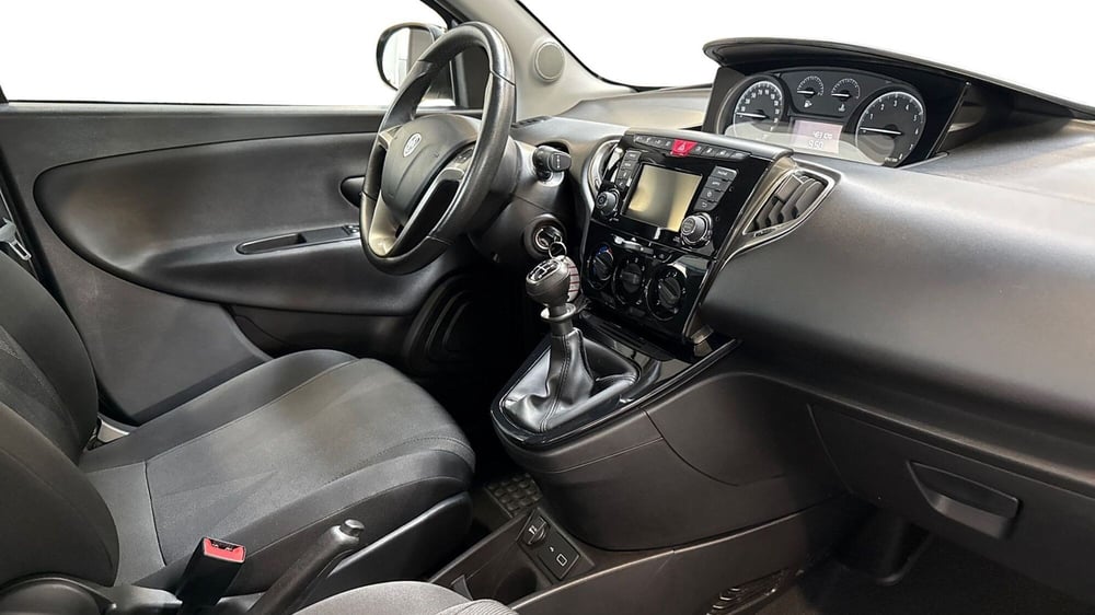 Lancia Ypsilon usata a Treviso (10)