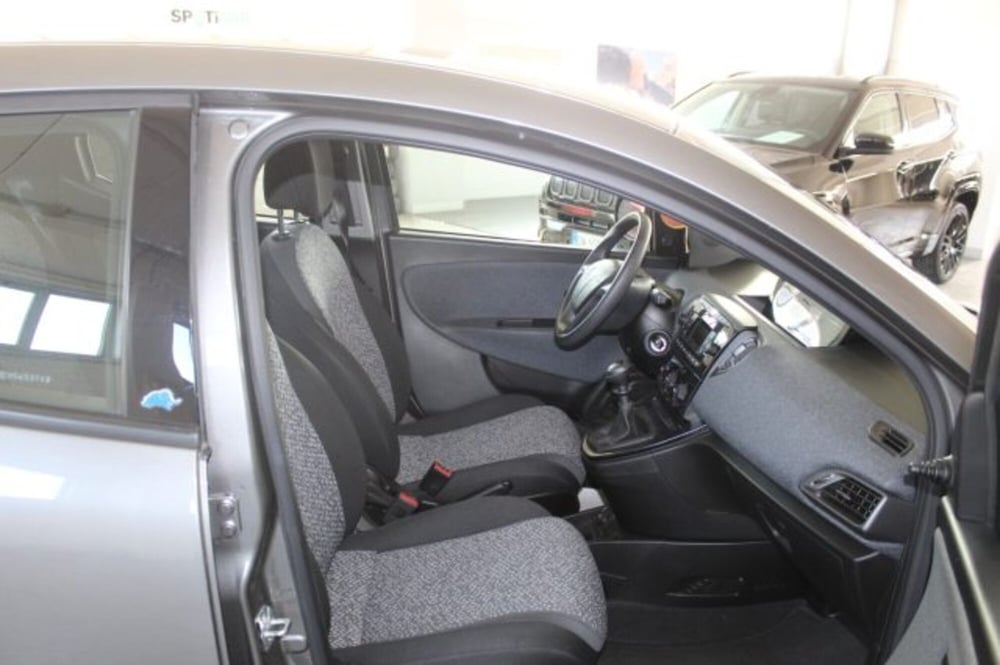 Lancia Ypsilon usata a Terni (8)