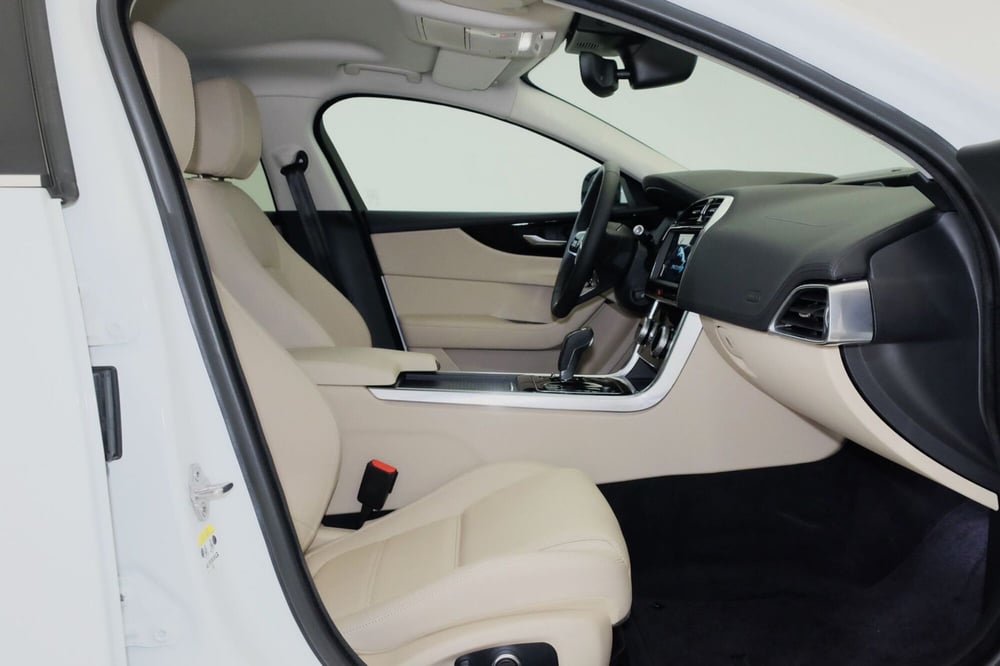 Jaguar XE usata a Torino (3)