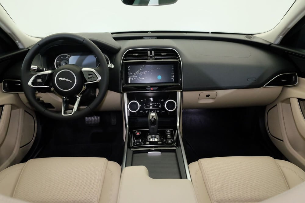 Jaguar XE usata a Torino (4)