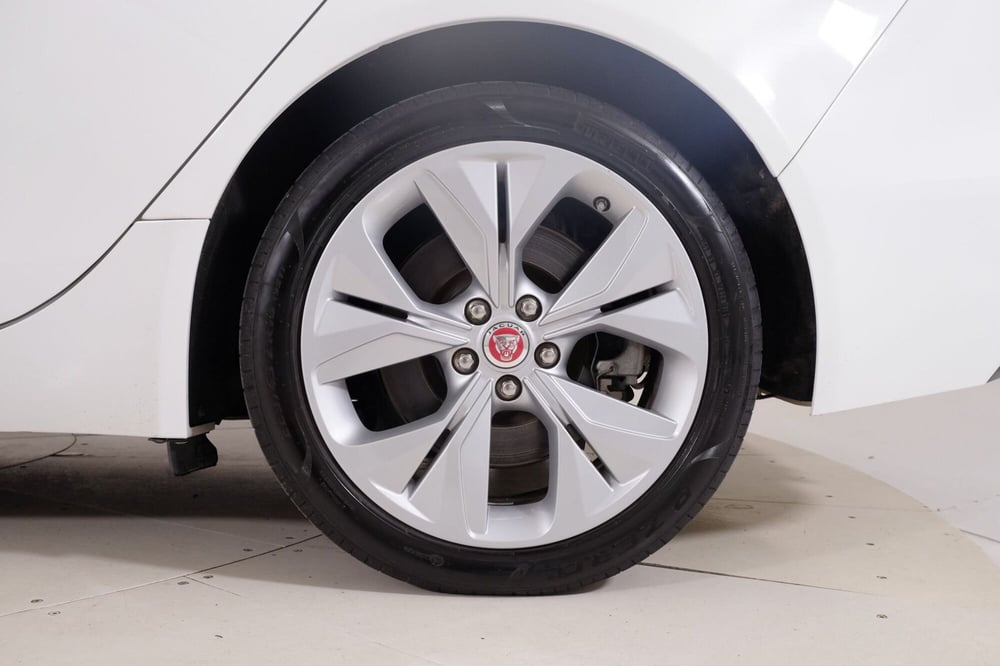 Jaguar XE usata a Torino (9)