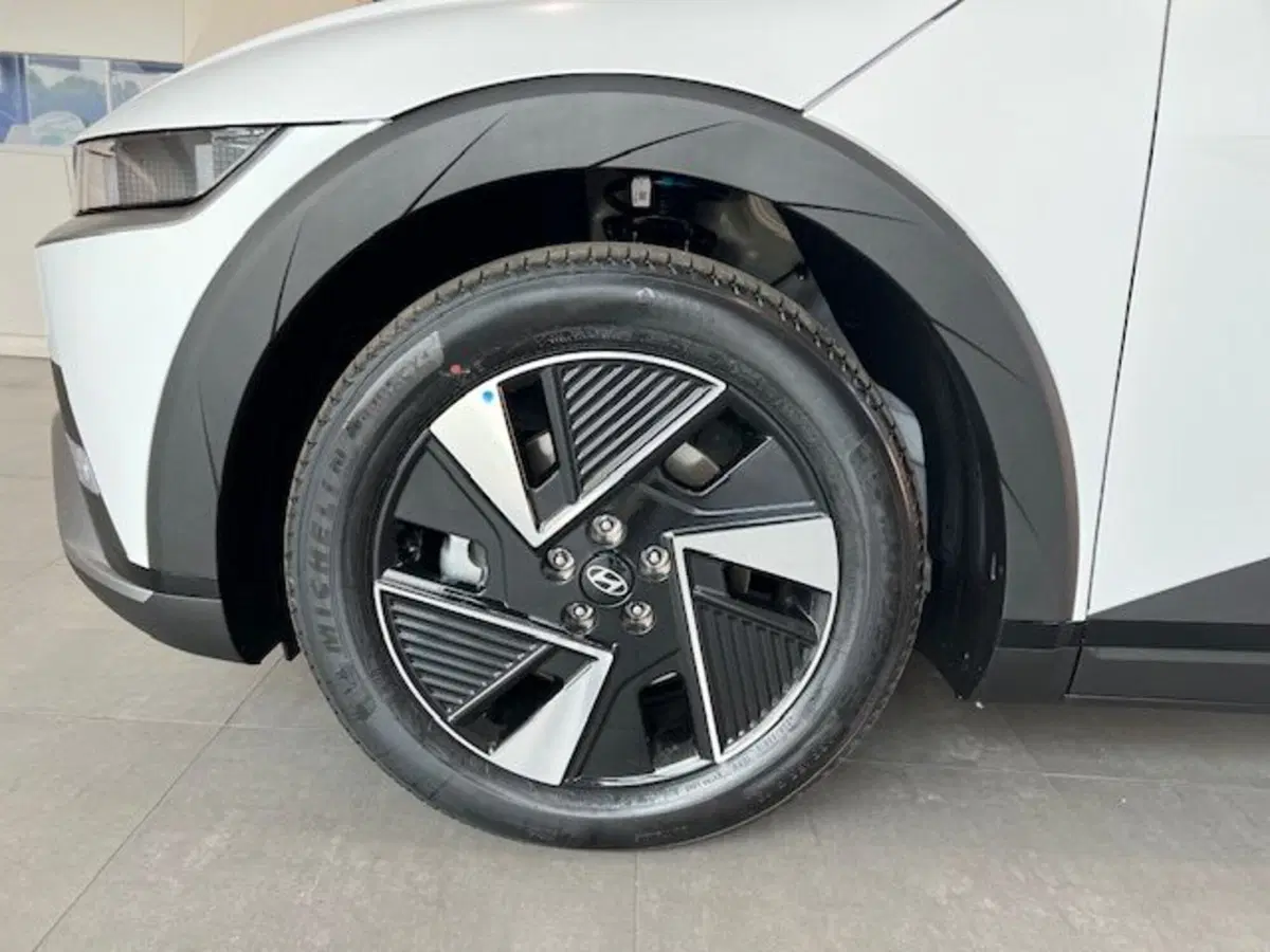 Hyundai Ioniq 5 nuova a Cuneo (17)