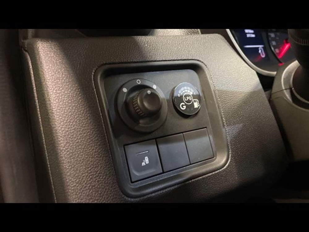 Dacia Duster usata a Varese (12)
