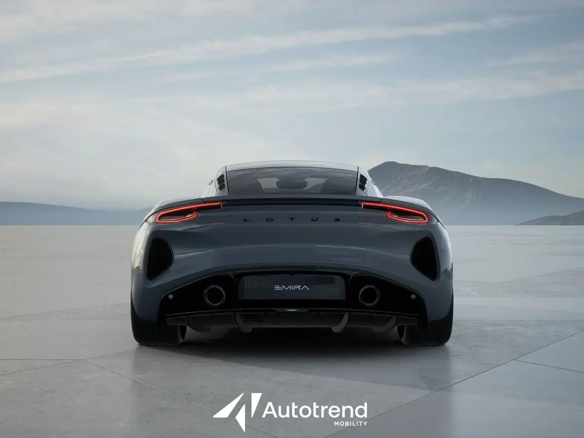 Lotus Emira nuova a Bari (9)