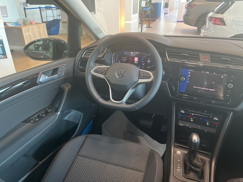 Volkswagen Touran nuova a Salerno (17)