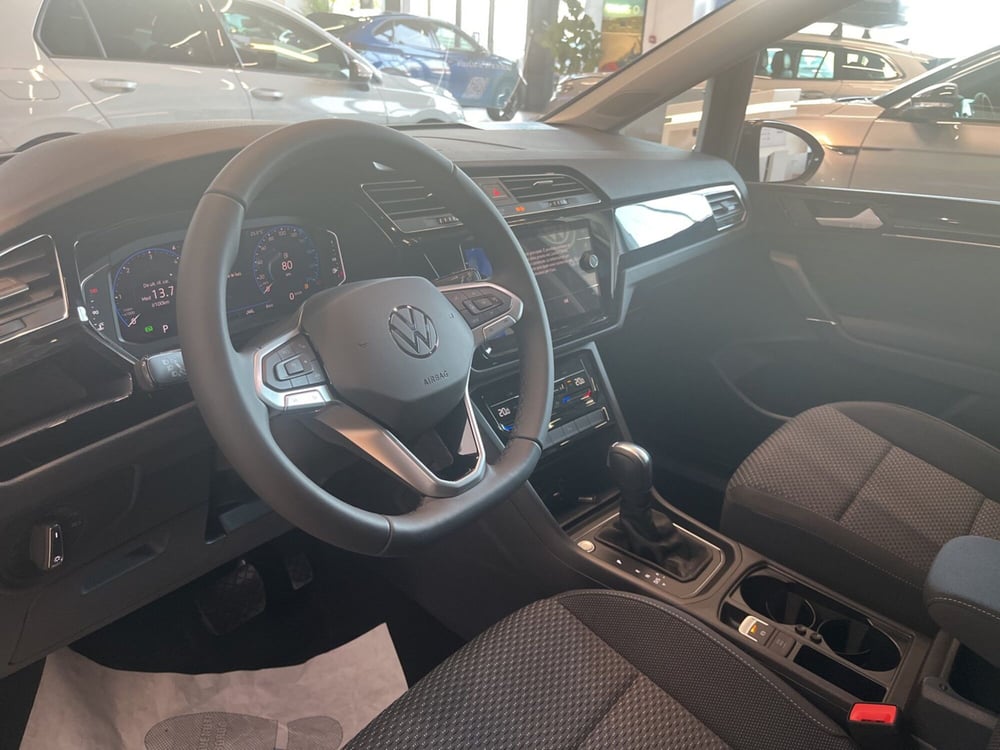 Volkswagen Touran nuova a Salerno (18)