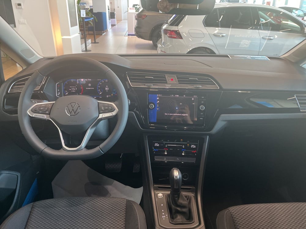 Volkswagen Touran nuova a Salerno (9)