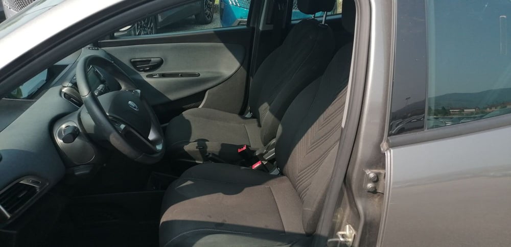 Lancia Ypsilon usata a Pistoia (8)