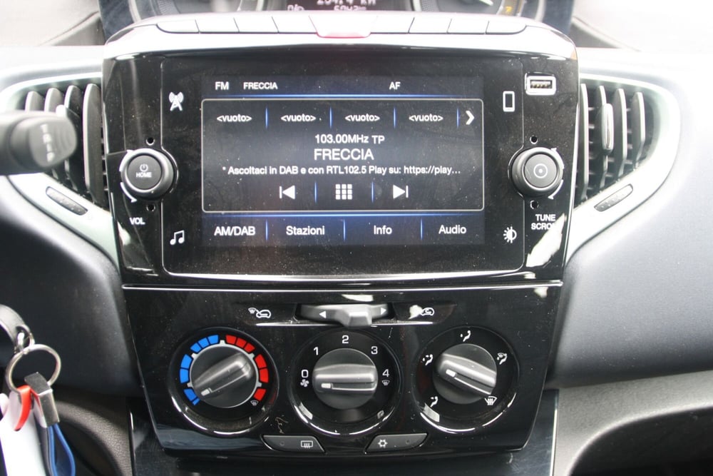 Lancia Ypsilon usata a Catania (12)