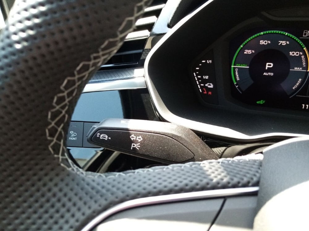 Audi Q3 Sportback nuova a Bari (16)