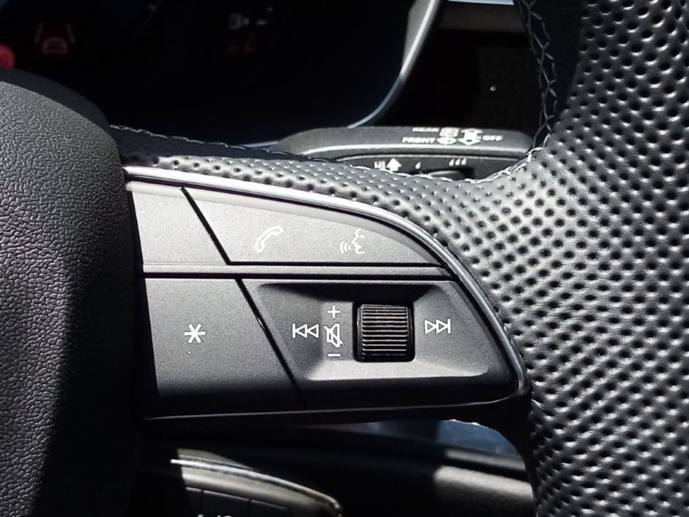 Audi Q3 Sportback nuova a Bari (8)