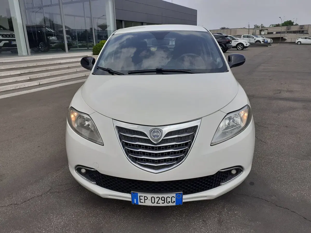 Lancia Ypsilon usata a Modena (2)