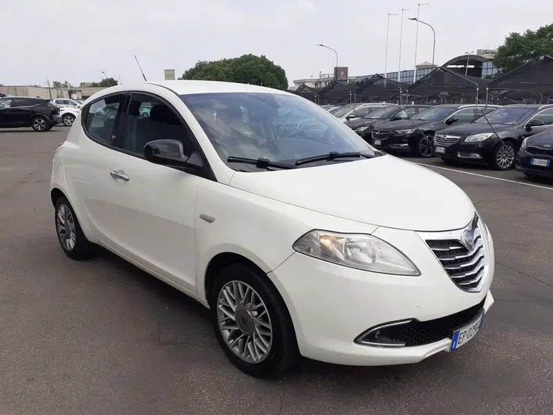 Lancia Ypsilon usata a Modena (3)