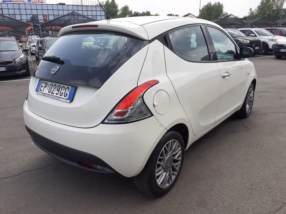 Lancia Ypsilon usata a Modena (4)