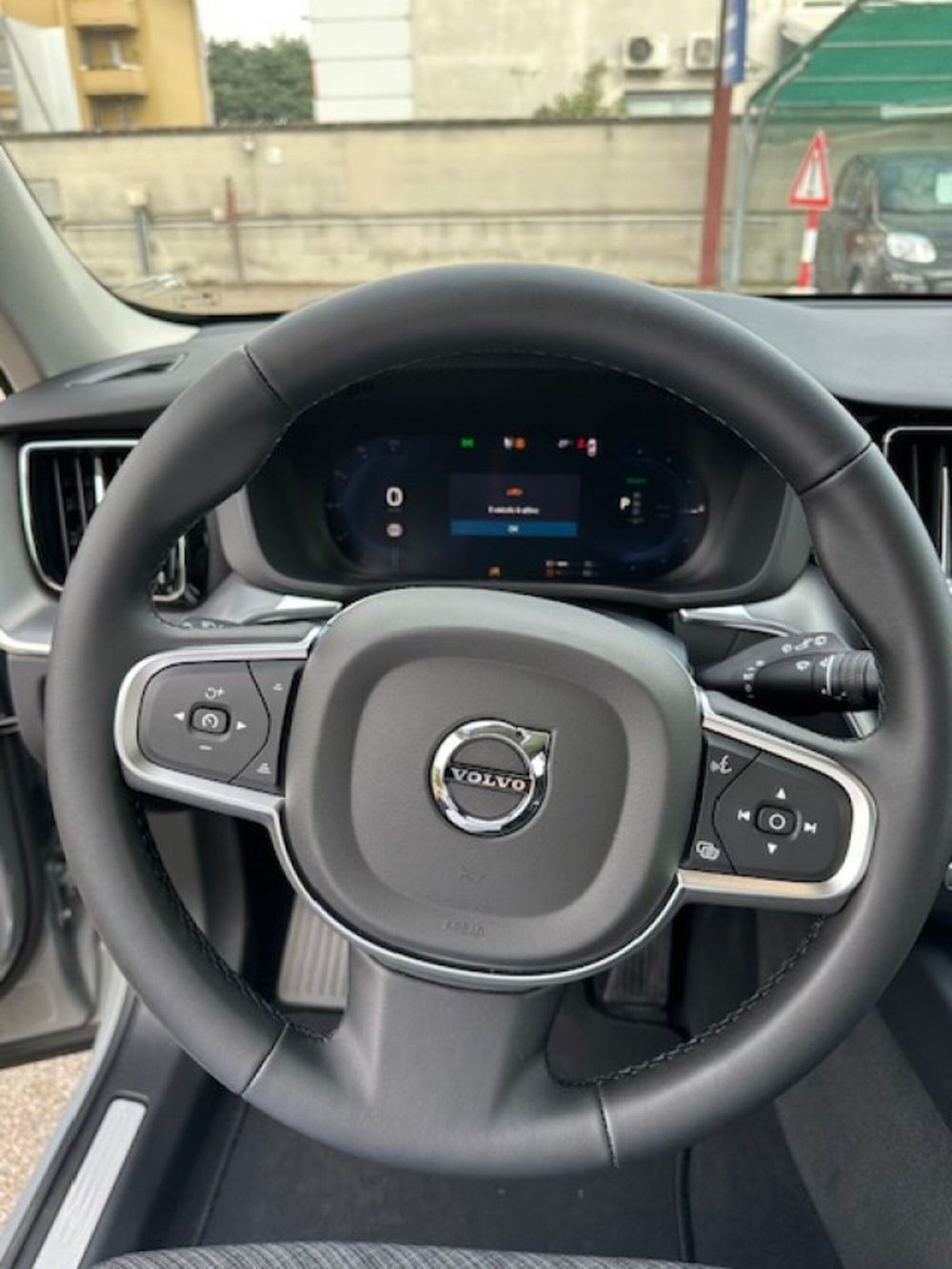 Volvo XC60 nuova a Novara (3)
