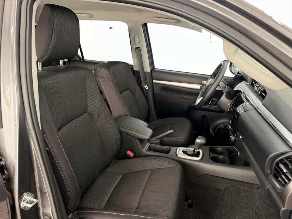 Toyota Hilux nuova a Monza e Brianza (10)