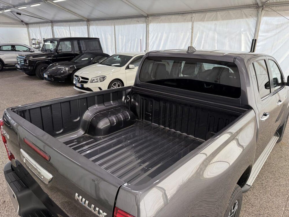 Toyota Hilux nuova a Monza e Brianza (7)