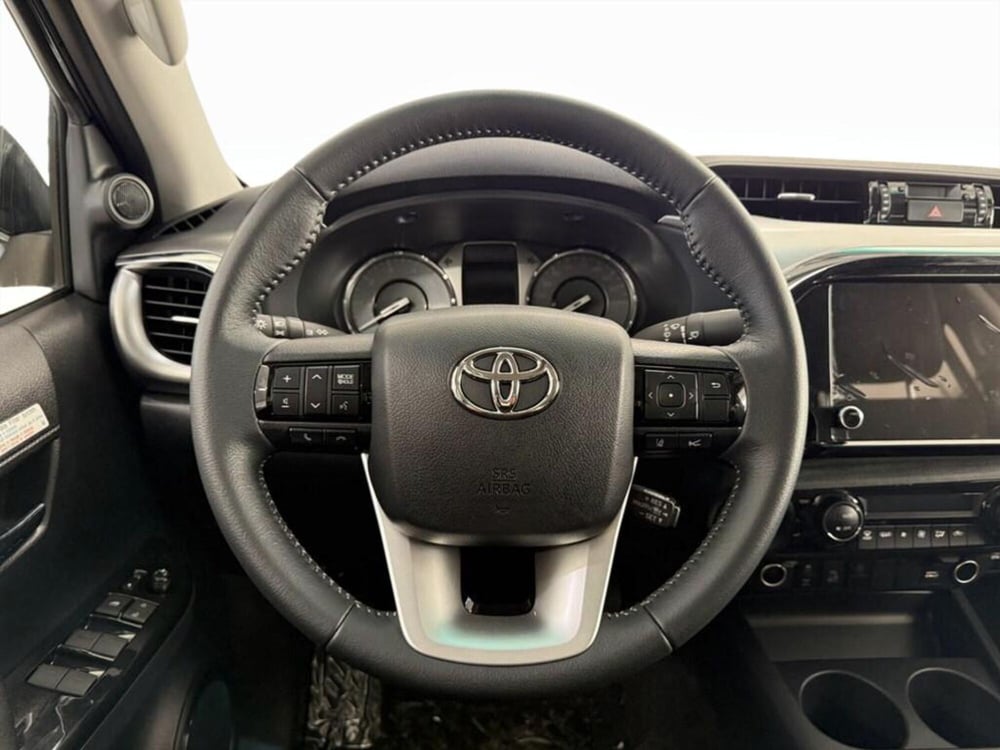 Toyota Hilux nuova a Monza e Brianza (8)