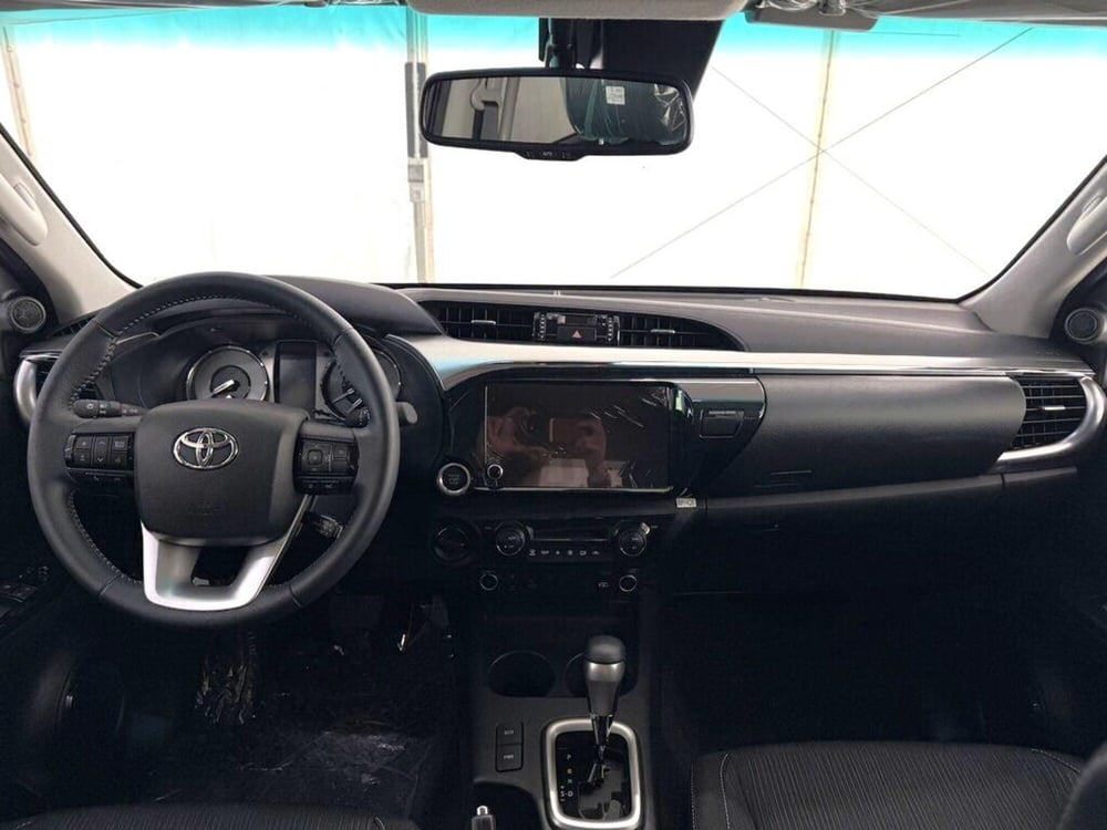 Toyota Hilux nuova a Monza e Brianza (9)