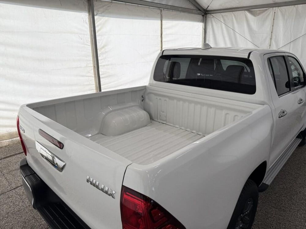 Toyota Hilux nuova a Monza e Brianza (7)