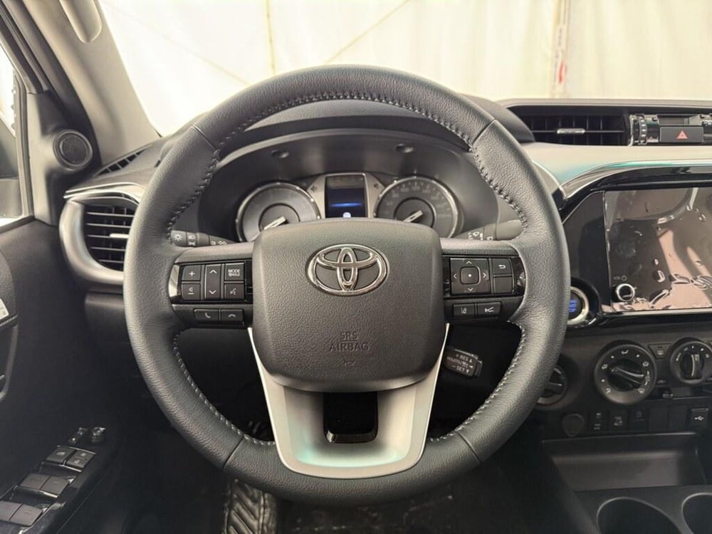 Toyota Hilux nuova a Monza e Brianza (8)