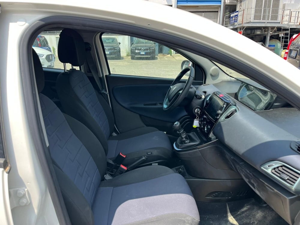 Lancia Ypsilon usata a Milano (12)