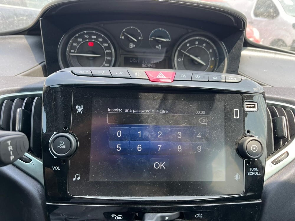 Lancia Ypsilon usata a Milano (15)