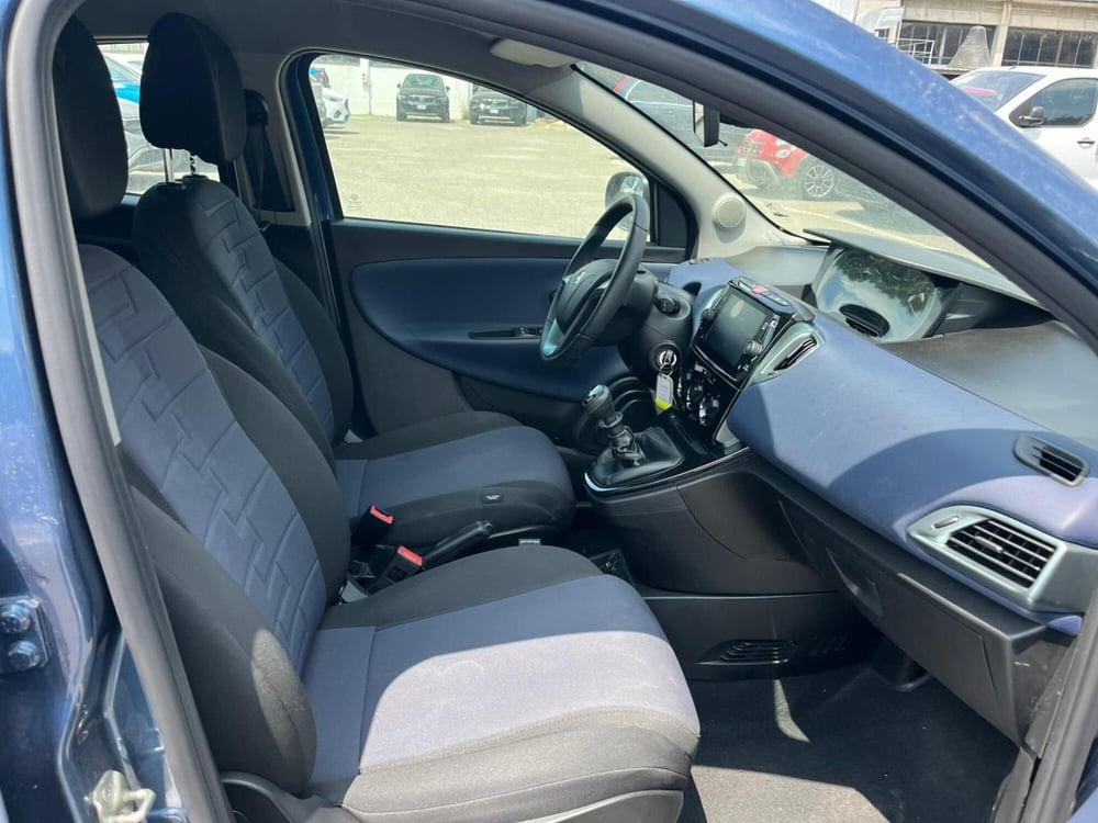 Lancia Ypsilon usata a Milano (12)